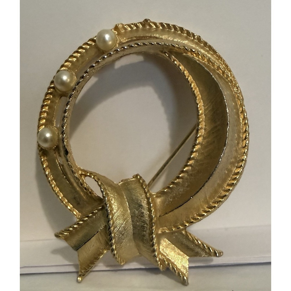 Vintage Mid Century Faux Pearl Ribbon Bow Wreath Gold Tone Holiday Brooch